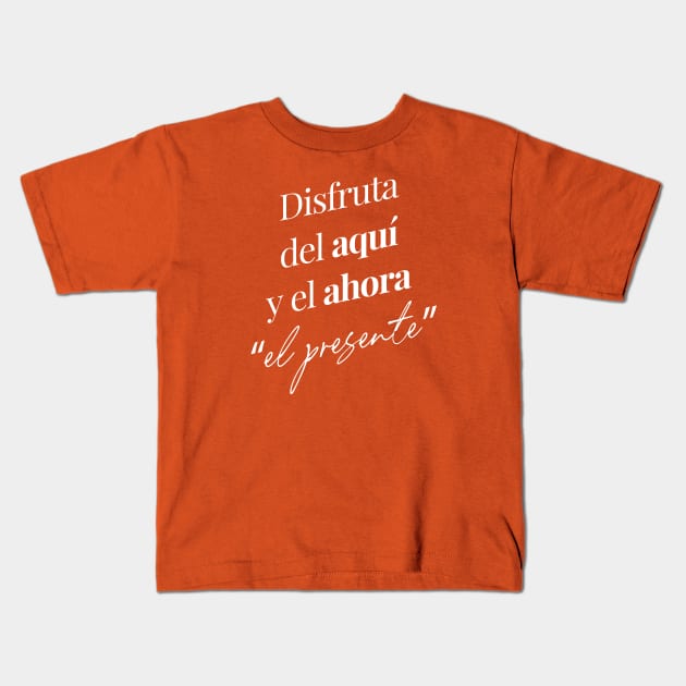 Disfruta del aquí y el ahora "el presente" Kids T-Shirt by Inspire Creativity